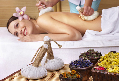 Le massage aux pochons, un moment féerique dans le bourg d'Echallens